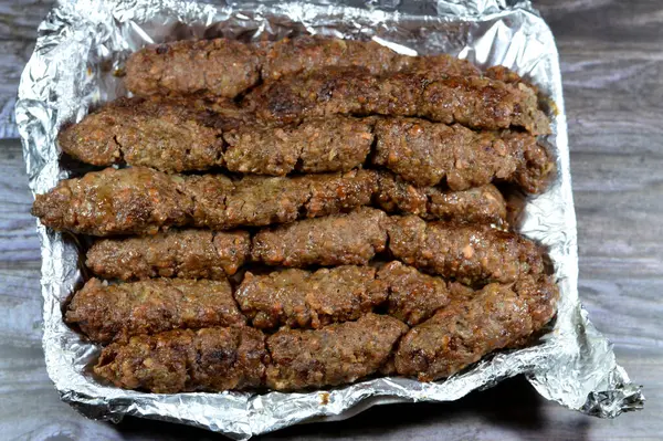 전통적인 쇠고기 Kofta 케밥과 타르브 코파타 시쉬는 뚱뚱한 구이에 감싸고 — 스톡 사진