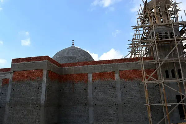 İnşaat halindeki yeni bir cami, Mısır 'ın Kahire kentinde büyük bir cami inşa etmek, büyük bir kubbe ve yüksek minaresi, ahşap iskelesi, camileri Müslümanların ibadet etmeleri için dua ettikleri yerler.