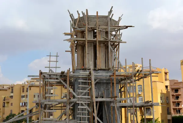 İnşaat halindeki yeni bir cami, Mısır 'ın Kahire kentinde büyük bir cami inşa etmek, büyük bir kubbe ve yüksek minaresi, ahşap iskelesi, camileri Müslümanların ibadet etmeleri için dua ettikleri yerler.
