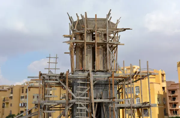 İnşaat halindeki yeni bir cami, Mısır 'ın Kahire kentinde büyük bir cami inşa etmek, büyük bir kubbe ve yüksek minaresi, ahşap iskelesi, camileri Müslümanların ibadet etmeleri için dua ettikleri yerler.