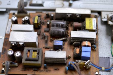 Kahire, Mısır, 26 Eylül 2023: LCD TV televizyonunun ana güç devresi, kablolar, trafolar, direniş, IC, kondansatörler, LG TV LCD 'nin elektronik devreli ana kartının onarımı