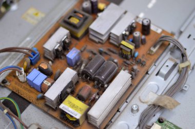 Kahire, Mısır, 26 Eylül 2023: LCD TV televizyonunun ana güç devresi, kablolar, trafolar, direniş, IC, kondansatörler, LG TV LCD 'nin elektronik devreli ana kartının onarımı