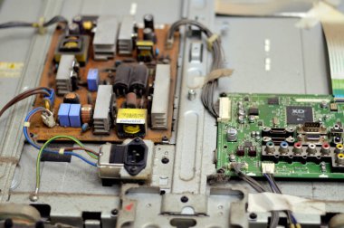 Kahire, Mısır, 26 Eylül 2023: LCD TV televizyonunun ana güç devresi, kablolar, trafolar, direniş, IC, kondansatörler, LG TV LCD 'nin elektronik devreli ana kartının onarımı
