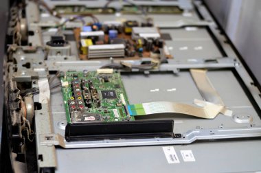 Kahire, Mısır, 26 Eylül 2023: LCD TV televizyonunun ana güç devresi, kablolar, trafolar, direniş, IC, kondansatörler, LG TV LCD 'nin elektronik devreli ana kartının onarımı