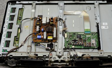 Kahire, Mısır, 26 Eylül 2023: LCD TV televizyonunun ana güç devresi, kablolar, trafolar, direniş, IC, kondansatörler, LG TV LCD 'nin elektronik devreli ana kartının onarımı