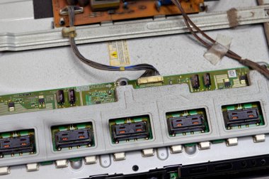 Kahire, Mısır, 26 Eylül 2023: LCD TV televizyonunun ana güç devresi, kablolar, trafolar, direniş, IC, kondansatörler, LG TV LCD 'nin elektronik devreli ana kartının onarımı