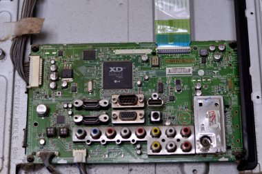 Kahire, Mısır, 26 Eylül 2023: LCD TV televizyonunun ana güç devresi, kablolar, trafolar, direniş, IC, kondansatörler, LG TV LCD 'nin elektronik devreli ana kartının onarımı