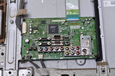 Kahire, Mısır, 26 Eylül 2023: LCD TV televizyonunun ana güç devresi, kablolar, trafolar, direniş, IC, kondansatörler, LG TV LCD 'nin elektronik devreli ana kartının onarımı