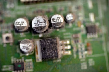 Kahire, Mısır, 26 Eylül 2023: LCD TV televizyonunun ana güç devresi, kablolar, trafolar, direniş, IC, kondansatörler, LG TV LCD 'nin elektronik devreli ana kartının onarımı