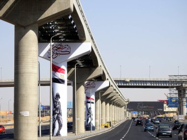 Kahire, Mısır, 28 Eylül 2023: 6 Ekim 1973 savaş zaferi 50. yıldönümü bayrağı, Mısır bayrağı, Mısır 'ın tek raylı sütunlardaki zaferleri, Mısır' ın muzaffer günü kutlamaları