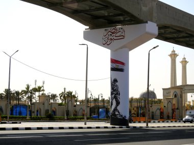 Kahire, Mısır, 28 Eylül 2023: 6 Ekim 1973 savaş zaferi 50. yıldönümü bayrağı, Mısır bayrağı, Mısır 'ın tek raylı sütunlardaki zaferleri, Mısır' ın muzaffer günü kutlamaları