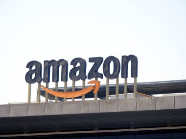 Kahire, Mısır, 28 Eylül 2023: Amazon Mısır CO, e-ticaret, bulut hesaplama, çevrimiçi reklamcılık, dijital akış ve yapay zeka için bir Amerikan çokuluslu teknoloji şirketi.