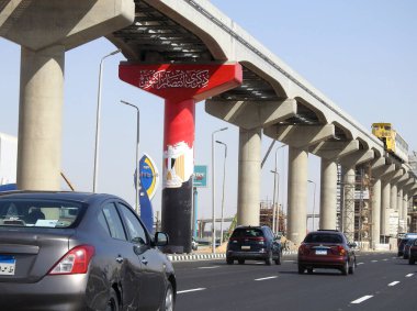 Kahire, Mısır, 28 Eylül 2023: 6 Ekim 1973 savaş zaferi 50. yıl dönümü bayrağı, Mısır bayrağı, raylı raylı raylı raylı raylı raylı raylı raylı tek raylı araçta Mısır zaferlerinin ulusal günü