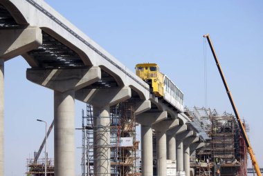 Kahire, Mısır, 28 Eylül 2023: Mısır monoray aracının bir vinç tarafından pist üzerinde kurulması, Kahire 'de şu anda inşa edilmekte olan iki hatlı bir mono ray hızlı ulaşım sistemidir.