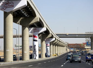 Kahire, Mısır, 28 Eylül 2023: 6 Ekim 1973 savaş zaferi 50. yıldönümü bayrağı, Mısır bayrağı, Mısır 'ın tek raylı sütunlardaki zaferleri, Mısır' ın muzaffer günü kutlamaları