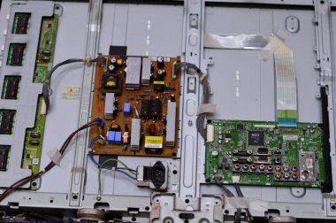 Kahire, Mısır, 26 Eylül 2023: LCD TV televizyonunun ana güç devresi, kablolar, trafolar, direniş, IC, kondansatörler, LG TV LCD 'nin elektronik devreli ana kartının onarımı