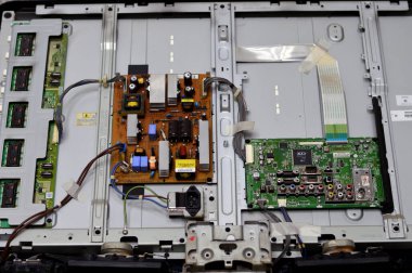 Kahire, Mısır, 26 Eylül 2023: LCD TV televizyonunun ana güç devresi, kablolar, trafolar, direniş, IC, kondansatörler, LG TV LCD 'nin elektronik devreli ana kartının onarımı