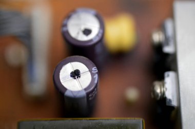 Kahire, Mısır, 26 Eylül 2023: LCD TV televizyonunun ana güç devresi, kablolar, trafolar, direniş, IC, kondansatörler, LG TV LCD 'nin elektronik devreli ana kartının onarımı