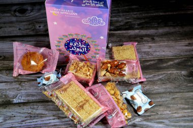 Kahire, Mısır, 27 Eylül 2023: Despacito Pastanesi Doğu Şekerleme Koleksiyonu Noga, fıstık, susam, çikolata, fındık, fındık ve peygamberin Muhammed 'in doğum gününü kutlamak için badem