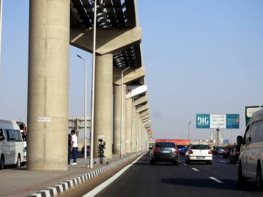 Kahire, Mısır, 29 Eylül 2023: Mısır Medya haber kanalı personeli, kameraları, tripod ve ekipmanlarıyla, halen yapım aşamasında olan Kahire demiryolu kolonları ve raylarını görüyorlar.