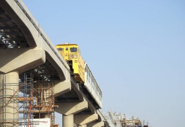 Kahire, Mısır, 29 Eylül 2023: Mısır monoray aracının bir vinç tarafından pist üzerinde kurulması, Kahire 'de şu anda inşa edilmekte olan iki hatlı bir mono ray hızlı ulaşım sistemidir.