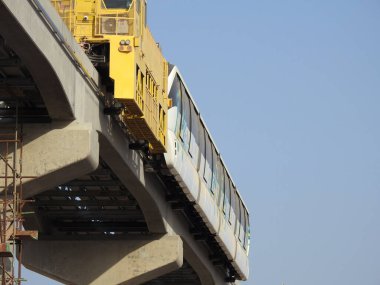 Kahire, Mısır, 29 Eylül 2023: Mısır monoray aracının bir vinç tarafından pist üzerinde kurulması, Kahire 'de şu anda inşa edilmekte olan iki hatlı bir mono ray hızlı ulaşım sistemidir.