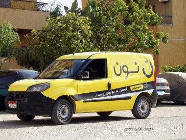 Kahire, Mısır, 29 Eylül 2023: Öğlen çevrimiçi alışveriş sarı minibüsü Arapça Çeviri (Noon.com hızlı teslimat ve kolay dönüş için ekspres), Noon bir e-ticaret şirketidir.