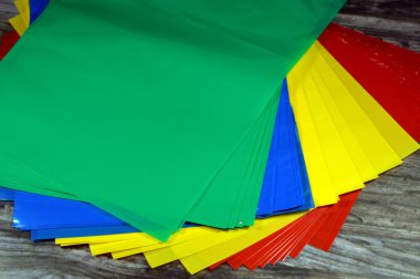 Kitapçıklar, broşürler ve kitaplar için birden fazla renk kapağı, kapsamı kitaplar, okul konseptine geri dönüş, okul gereçleri ve eğitim geçmişi, renkli kapsama alanı nesneleri