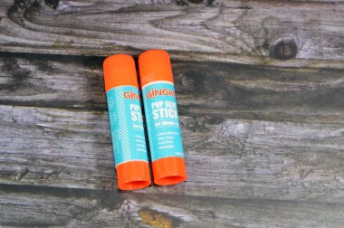 Kahire, Mısır, 27 Eylül 2023: Gingko yapıştırıcısı, büküm veya şınav tüplerinde katı, sert yapıştırıcılar, açık tüpü tutarak parmaklarını temiz tutmak ve açık yüzeyi ovuşturmak