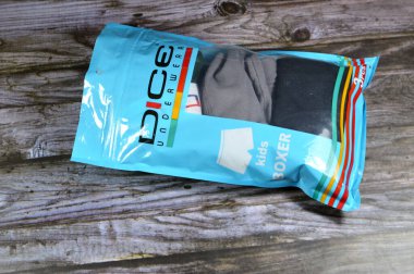 Kahire, Mısır, 28 Eylül 2023: Dice boxer çocukların iç çamaşırlarını sade renklerde giyer, bol boksörler genellikle erkekler ve çocuklar tarafından giyilir, giysiler ve moda, seçici odaklanma