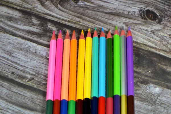 Lápices Madera Diferentes Colores Para Pintar Aislados Sobre Fondo Madera — Foto de Stock
