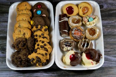 Türlü Fransız samur kurabiyelerinin arka planı, Buttery, ufalanmış, çökmüş ve farklı tatlar ve çikolatalı kurabiyelerle kaplı, fıstık ezmesi, çikolata parçacıkları.