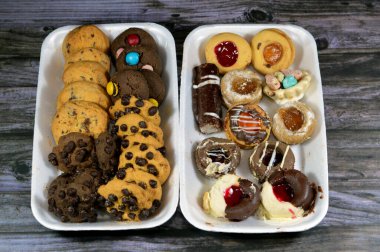 Türlü Fransız samur kurabiyelerinin arka planı, Buttery, ufalanmış, çökmüş ve farklı tatlar ve çikolatalı kurabiyelerle kaplı, fıstık ezmesi, çikolata parçacıkları.