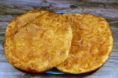 Mısırlı Feteer meshaltet, katmanlar üzerine katmanlar halinde hamur işi ve aralarında bir sürü ghee ya da tereyağı, ünlü Mısır hamur işi Mısır hamur tatlısı ve tereyağı tariflerinden biri,