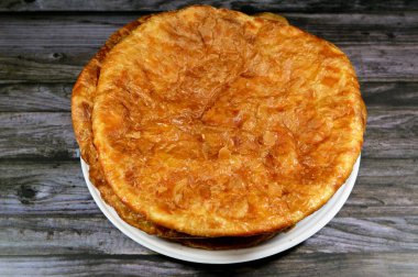 Mısırlı Feteer meshaltet, katmanlar üzerine katmanlar halinde hamur işi ve aralarında bir sürü ghee ya da tereyağı, ünlü Mısır hamur işi Mısır hamur tatlısı ve tereyağı tariflerinden biri,