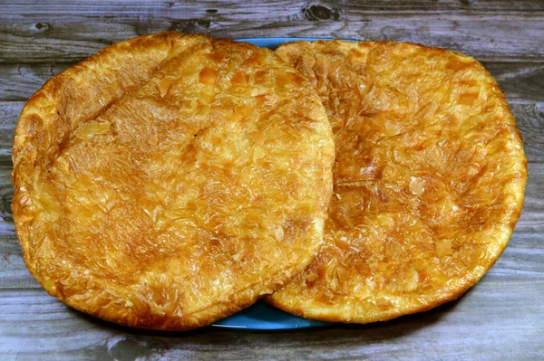 在埃及著名的糕点食谱之一 薄薄的埃及分层糕点面包面团和黄油之间 有一层一层一层的糕点面团 中间夹着大量的希或奶油 — 图库照片
