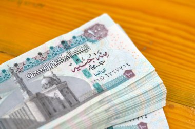 100 EGP LE 2023 Mısır para birimi yığını 100 Mısır pound banknot, harcama, para verme ve kullanma, ödeme ve satın alma Sultan Hasan camisi ve Sfenks ile banknotlar kullanarak