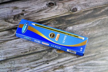 Kahire, Mısır, 28 Eylül 2023: Prima HB kalemleri, yazılar veya çizim araçları koruyucu bir kaplamayla katı bir pigment çekirdeği ile Prima Mısır 'ın çekirdek kırılma riskini azaltan 12 parça