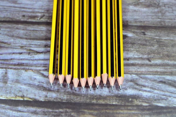 鉛筆の列 鉛筆は コアの破損のリスクを軽減し ユーザーの手をマークすることからそれを保つ保護ケーシングの固体顔料コアで執筆または描画です — ストック写真