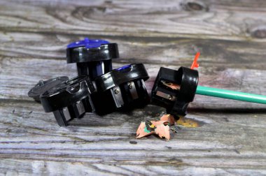 Manüel kalem açacağı, sivri uçlu kalem ucu, kalemin yıpranmış yüzeyini tıraş ederek yazma noktasını keskinleştirmek için kullanılan bir araç.