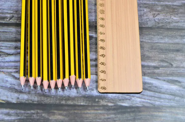 铅笔是用来测量长度的尺子 线规和铅笔行 铅笔是一种书写或绘图工具 其保护外壳内有坚实的色素芯 可以降低核心破碎的风险 — 图库照片