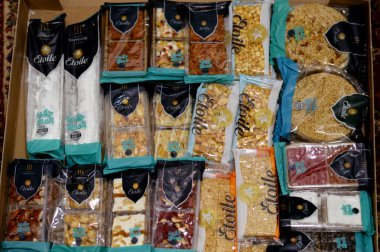 Kahire, Mısır, 29 Eylül 2023: Etolie 'nin çeşitli doğu şekerleri, fıstık, susam, çikolata, fındık, fındık ve peygamberin Muhammed' in doğum gününü kutlamak için badem koleksiyonu