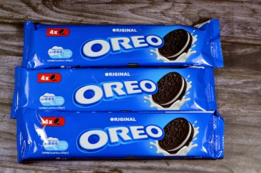 Kahire, Mısır, 5 Ekim 2023: Oreo, Mondelez International 'ın sahibi olduğu Nabisco tarafından tanıtılan iki kakaolu bisküvi ya da kurabiye parçasından oluşan bir marka.