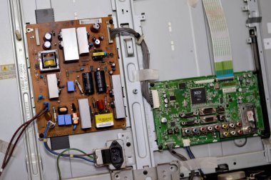 Kahire, Mısır, 3 Ekim 2023: LCD TV televizyonunun ana güç devresi, kablolar, trafolar, direniş, IC, kondansatörler, LG TV LCD 'nin elektronik devreli ana kartının onarımı