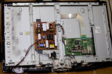 Kahire, Mısır, 3 Ekim 2023: LCD TV televizyonunun ana güç devresi, kablolar, trafolar, direniş, IC, kondansatörler, LG TV LCD 'nin elektronik devreli ana kartının onarımı