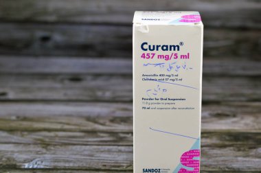 Kahire, Mısır, Ekim 12023: Curam 5 ml başına 457 mg (Amoxycillin 400 mg ve Potasyum Clavulanat 5 ml başına 57 mg), tarak. Geniş spektrumlu antibiyotik ve Beta-laktamaz inhibitör clavulanik asit