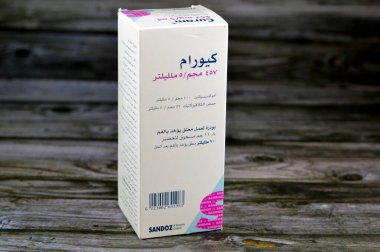 Kahire, Mısır, Ekim 12023: Curam 5 ml başına 457 mg (Amoxycillin 400 mg ve Potasyum Clavulanat 5 ml başına 57 mg), tarak. Geniş spektrumlu antibiyotik ve Beta-laktamaz inhibitör clavulanik asit
