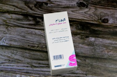 Kahire, Mısır, Ekim 12023: Curam 5 ml başına 457 mg (Amoxycillin 400 mg ve Potasyum Clavulanat 5 ml başına 57 mg), tarak. Geniş spektrumlu antibiyotik ve Beta-laktamaz inhibitör clavulanik asit