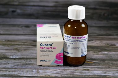 Kahire, Mısır, Ekim 12023: Curam 5 ml başına 457 mg (Amoxycillin 400 mg ve Potasyum Clavulanat 5 ml başına 57 mg), tarak. Geniş spektrumlu antibiyotik ve Beta-laktamaz inhibitör clavulanik asit