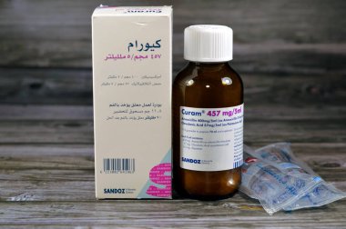 Kahire, Mısır, Ekim 12023: Curam 5 ml başına 457 mg (Amoxycillin 400 mg ve Potasyum Clavulanat 5 ml başına 57 mg), tarak. Geniş spektrumlu antibiyotik ve Beta-laktamaz inhibitör clavulanik asit